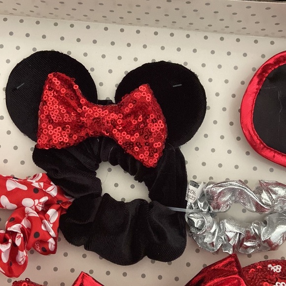 New Exclusive Collection Disney Minnie Mouse Deluxe Travel Accessory Set - Picture 10 of 13